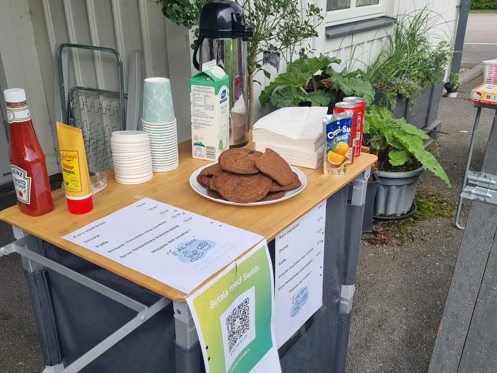 Besökare tittar bland fynden på Velanda promenadloppis