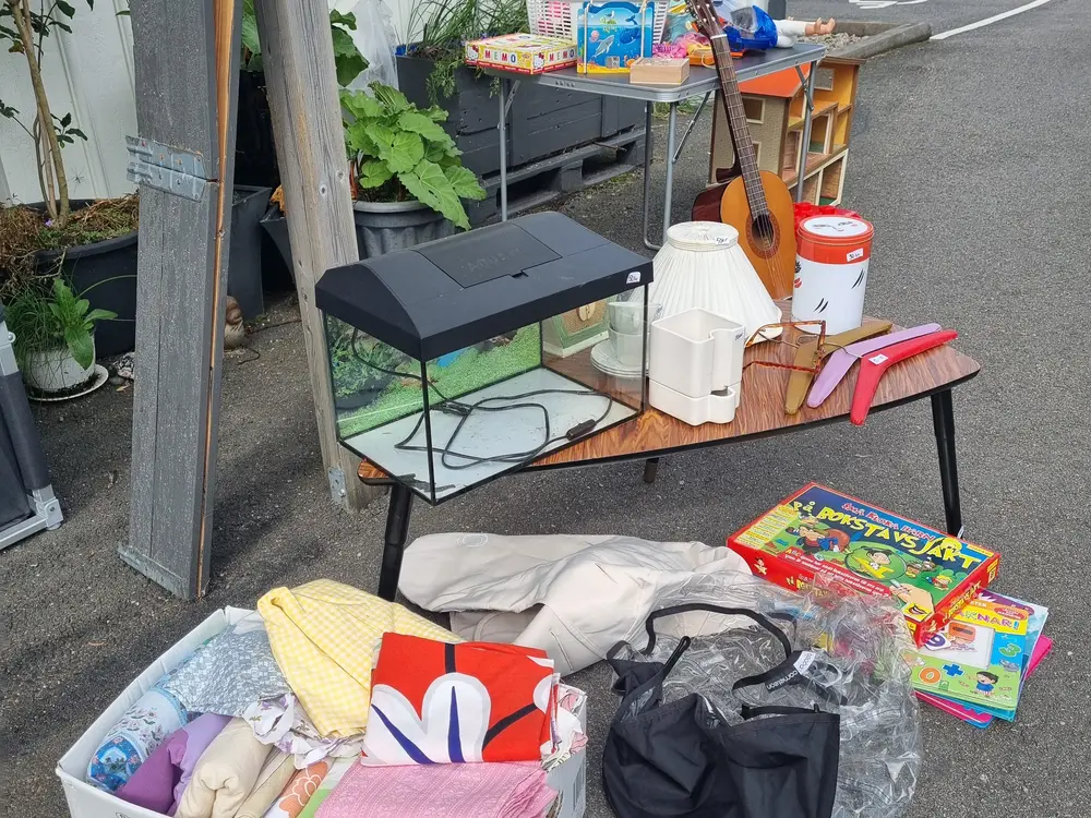 Barnkläder och leksaker uppradade under promenadloppisen i Velanda