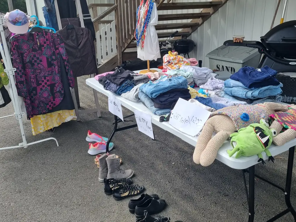 Besökare promenerar mellan husen under Velanda promenadloppis