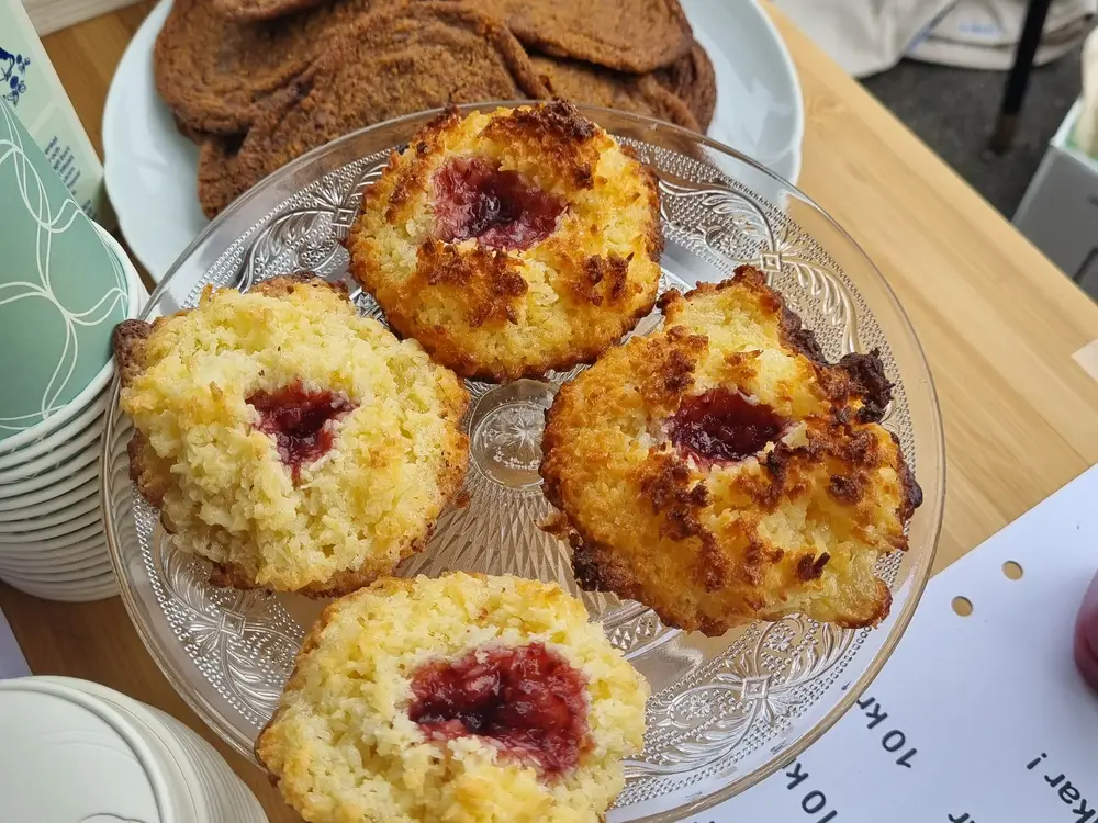 Fika och servering hos ett hushåll under promenadloppisen