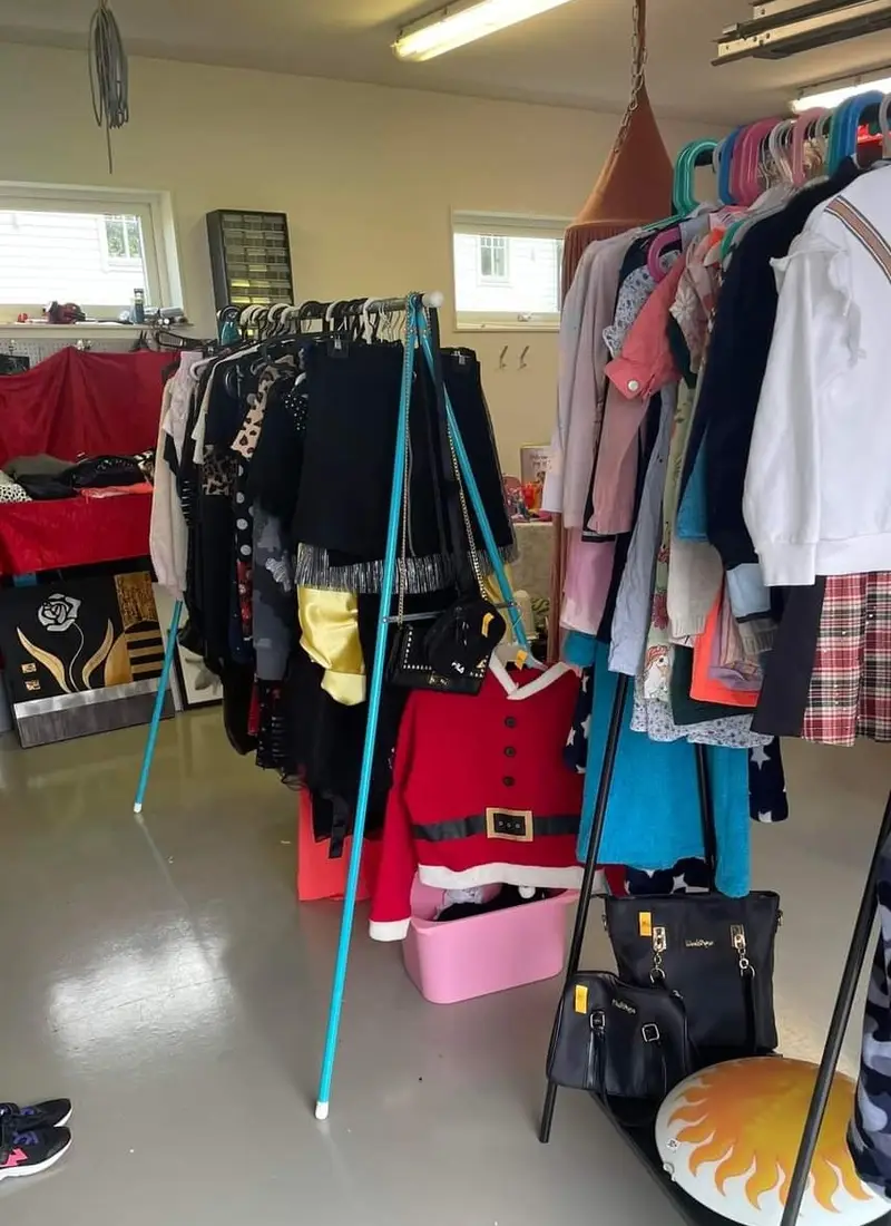 Uppfart i Velanda fylld med second hand-fynd inför loppisen