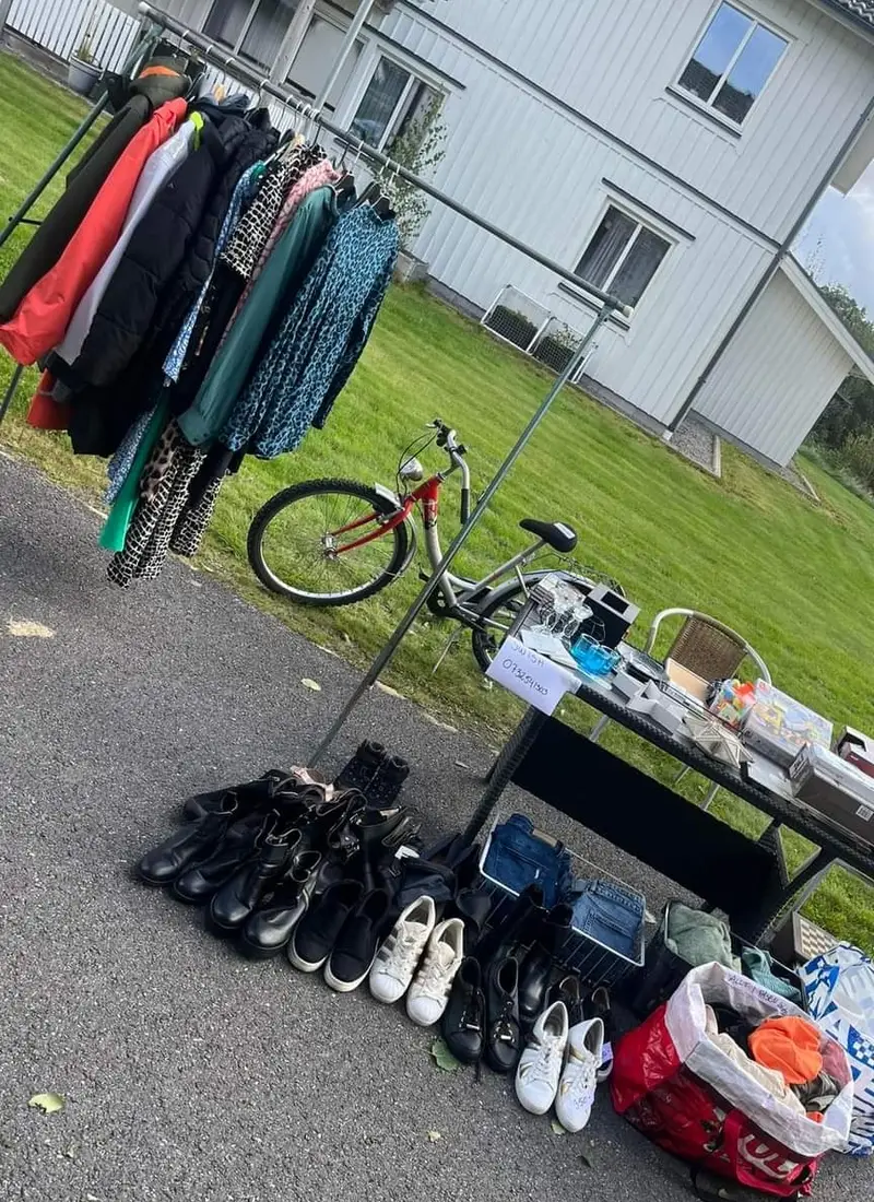 Verktyg och trädgårdssaker uppställda till försäljning i Velanda