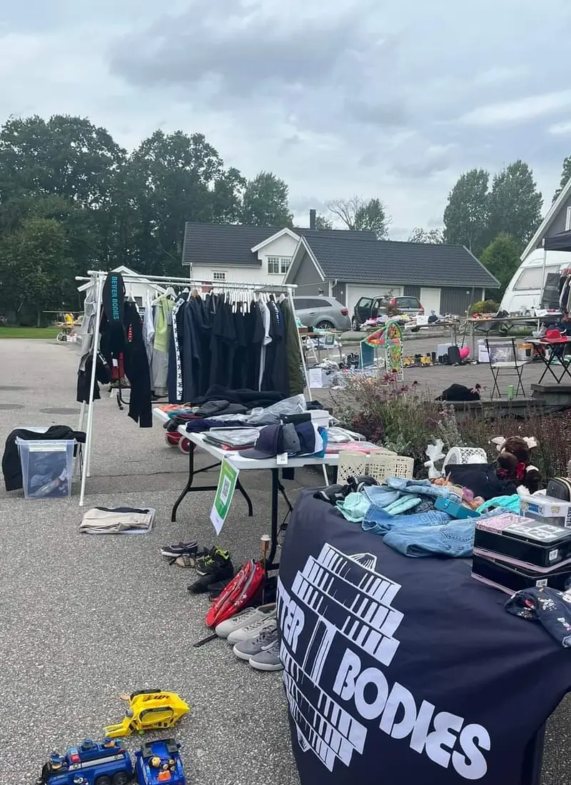 Leksaker och böcker uppradade på bord hos ett hushåll i Velanda