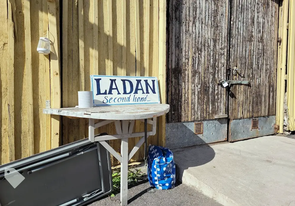 Bild på Ladan Second Hand och Recykling verkstad